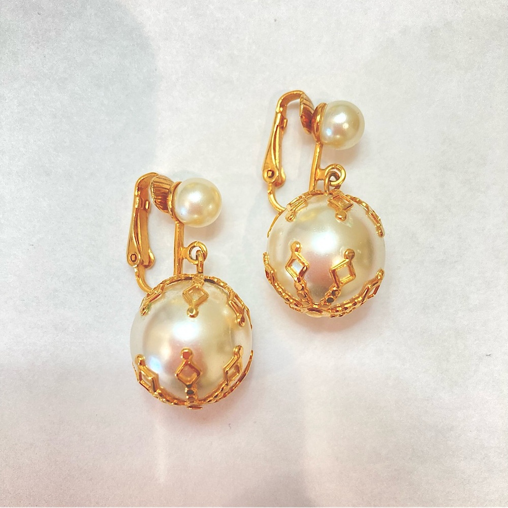 Vintage clip earrings faux pearl classic dangles white gold Audrey Hepburn